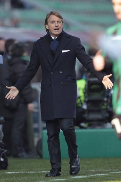Roberto Mancini si sbraccia a bordocampo, l&#39;Inter non lo segue. Getty